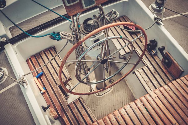 L'art de naviguer : expériences à bord du yacht Basilic de Riva