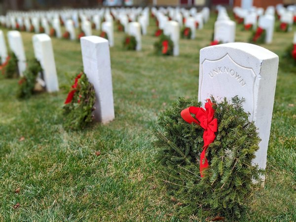 Embellissez les tombes avec des fleurs artificielles au cimetière !